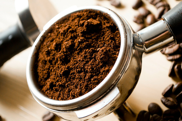 Caffè macinato nel portafiltro